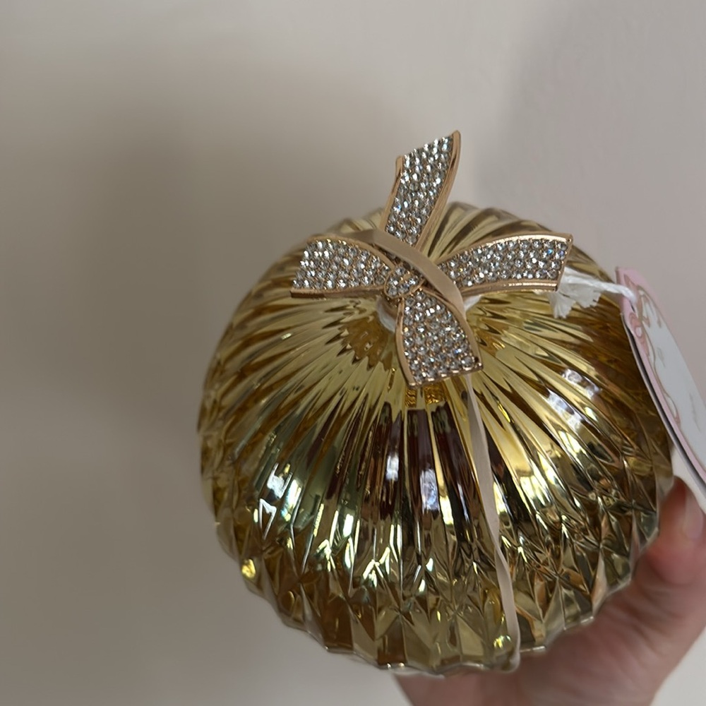 Gold candle with cute bow accessory - Picture 2 of 2